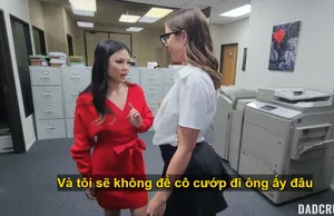 Sự kết hợp hoàn hảo giữa lụa màu da thịt và giày cao gót tạo nên vẻ đẹp cổ điển cho nữ thần