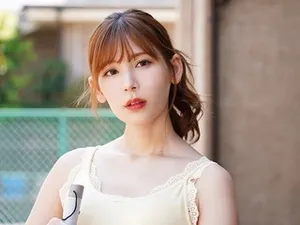 Gặp ca sĩ trên đường thanh niên dùng tiền để được xem vú