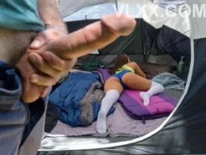 Nữ hoàng là một phụ nữ trẻ đói khát và giàu có với bộ ngực lớn. Cô ấy được mọi người yêu mến. Trái tim hoa của cô ấy tràn ngập tình yêu. Cô ấy đào sâu vào âm hộ bằng ngón tay, bắn chất dịch âm đạo vào tay. Cô ấy xoa bộ ngực lớn của mình và trông rất gợi cảm. Bạn có muốn uống dịch âm đạo không?