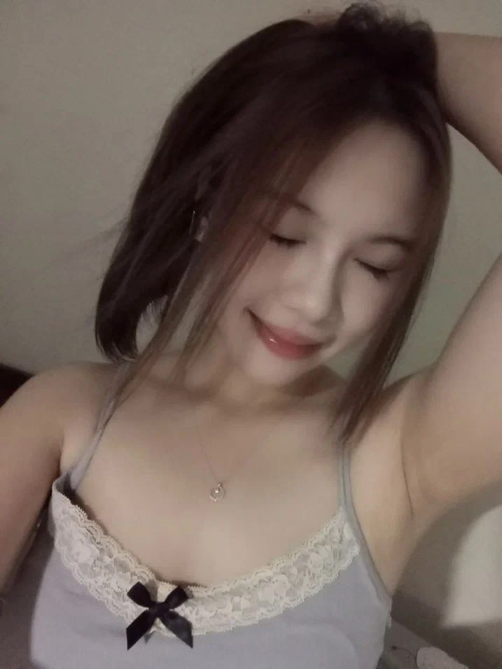 Vợ yêu gửi ảnh sex cho Anh xã đang đi bàn việc làm ăn xa nhưng bị thằng hàng xóm phát hiện